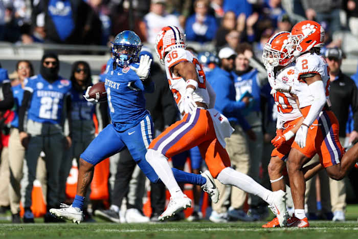 Dec 29, 2023; Jacksonville, FL, USA; Kentucky Wildcats running back Ray Davis (1) runs with the ball against the Clemson tigers in the first quarter during the Gator Bowl at EverBank Stadium. Mandatory Credit: Nathan Ray Seebeck-USA TODAY Sports  